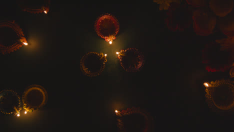 Overhead-Aufnahme-Von-Diya-Öllampen,-Die-Das-Diwali-Fest-Feiern-Und-Im-Dunkeln-Brennen